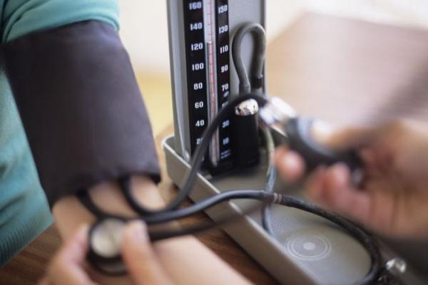 Para penderita hipertensi diimbau untuk melakukan pemeriksaan tekanan darah secara rutin di rumah.