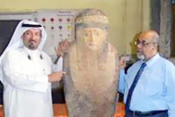 Artefak itu ditemukan awal bulan ini di terminal kargo Kuwait Airways saat petugas mengamati pengiriman perabot kantor yang berasal dari Mesir.