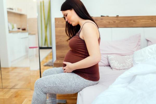 Flek hitam yang diproduksi oleh ibu hamil harus diketahui jumlah, kondisi keluhan lainnya dan umur kehamilan.