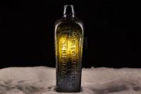 Pasutri Asal Australia Temukan Botol Tertua di Dunia