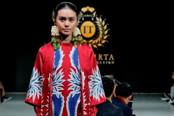 Masih dalam rangka menyambut Hari Batik Nasional yang jatuh hari ini yuk lihat lima model baju batik kekinian di bawah ini. 