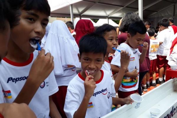 Mengajak masyarakat Indonesia lebih peduli menjaga kesehatan gigi dan mulut agar terhindar dari masalah gigi berlubang .