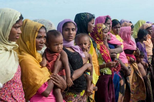 Warga desa di Malaysia menemukan 35 wanita dan anak-anak Rohingya terdampar di sepanjang pantai di negara bagian Perlis yang paling utara 