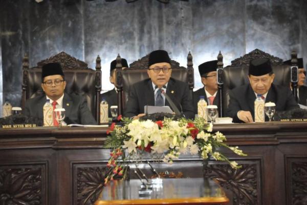 Ketua MPR Zulkifli Hasan menyampaikan ucapan duka cita atas sejumlah musibah yang sedang dihadapi bangsa Indonesia saat ini. Indonesia sedang berduka.