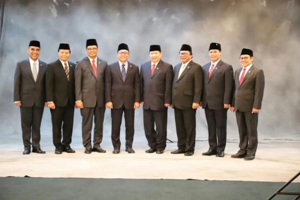 Pengucapan sumpah dan janji ketiga Pimpinan Majelis Permusyawaratan Rakyat (MPR) yang baru dipandu oleh Ketua Mahkamah Agung  Muhammad Hatta Ali.