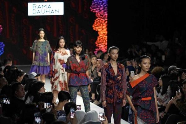 Alleira Batik RD by Rama Dauhan sukses membuktikan bahwa batik bisa sangat tampil edgy.