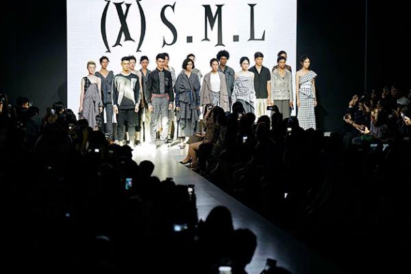 Tunjukkan konsistensi melalui koleksi terbaru (X)S.M.L untuk Plaza Indonesia Fashion Week 2018.
