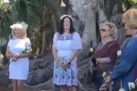 Wanita Asal Florida Ini Nekat Nikahi Pohon