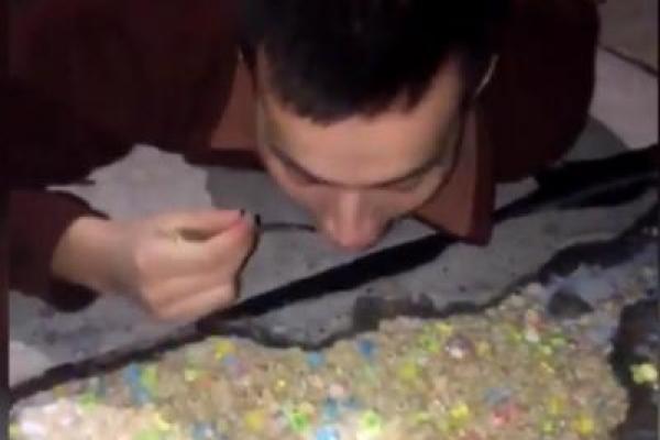 Seorang mahasiswa Michigan menggunakan lubang besar di kotanya dengan mengisinya dengan