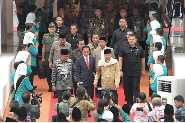 Presiden Jokowi melakukan kunjungan Unisma Malang yang didampingi Ketua Umum (Ketum) Partai Persatuan Pembangunan (PPP) Romahurmuziy (Rommy).