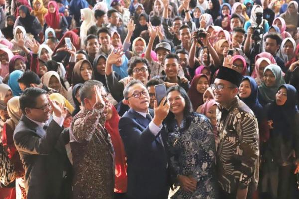 Di hadapan ribuan mahasiswa yang menyambutnya di UIN dan Unnisula, Zulkifli Hasan mengajak untuk bergabung dalam gerakan Kami Indonesi.
