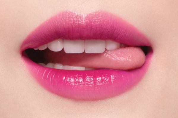 Pastikan bibir Anda tetap lembab saat menggunakan lipstik matte.