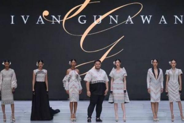 Kebesaran Toba inilah yang diangkat dan dijadikan salah satu sorotan dalam penyelenggaraan Indonesia Fashion Week 2018.
