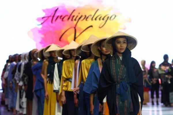 Berkolaborasi dengan Komunitas Indigo Ikat Langa, Ngada hadirkan tenun dengan warna baru yang eksotik.