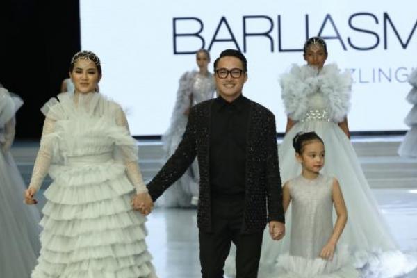 Barli membawa kembali tren tahun ‘20-an sampai ‘50-an dalam gelaran Wardah Fashion Journey.