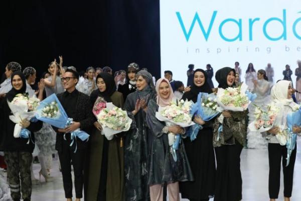 Kedelapan desainer menampilkan koleksi yang terinspirasi 4 look makeup Wardah Sinar & Pijar.