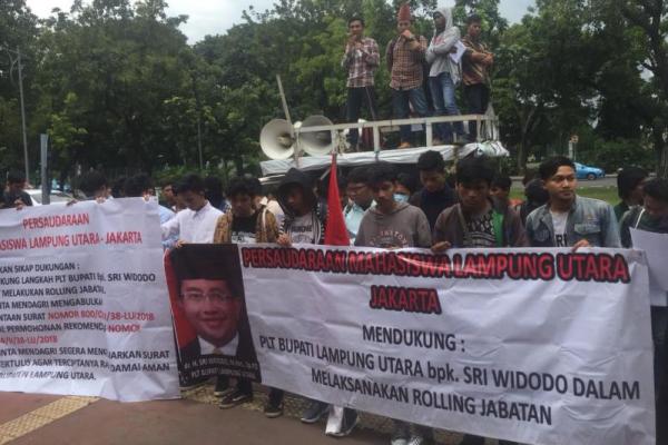 Sri Widodo menjadi sorotan usai melakukan roling jabatan terhadap ratusan ASN di Pemkab Lampung Utara.
