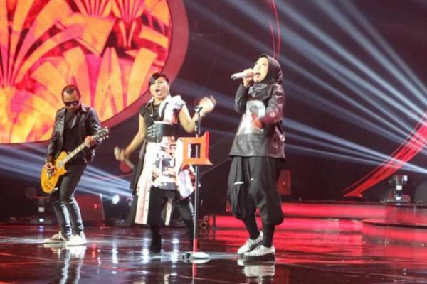 Penampilan live Tantri Kotak malam ini di Indonesian Idol tampak berbeda.