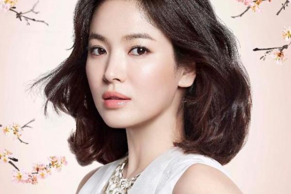 Song Hye Kyo nampaknya bisa merepresentasikan kecantikan khas perempuan Asia.