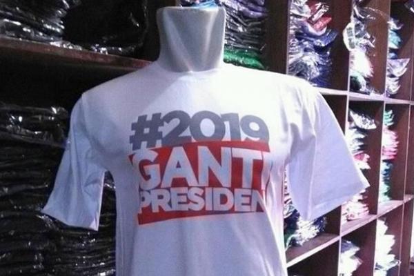 Kaos #2019GantiPresiden viral melalui media sosial (Medsos). Kaos #2019GantiPresiden itu dijual melalui online. Siapa pemesan pertama dan terbanyak kaos tersebut?
