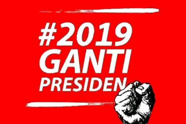 Kaos #2019GantiPresiden viral melalui media sosial (Medsos). Kaos #2019GantiPresiden itu dijual melalui online.