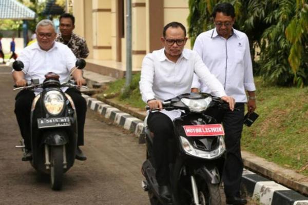 Perakitan sepeda motor bertenaga listrik ramah lingkungan dirintis oleh dua siswa Teknisi Ahli Angkatan 15 Tahun 2018 yang bernama Ibnu Majah dan Hartanto Hadya
