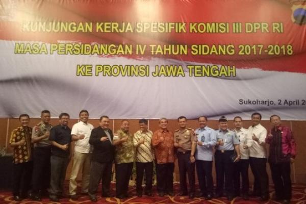 Anggota Komisi III DPR RI Tb. Soenmandjaja mengungkapkan keprihatinannya atas maraknya peredaran narkoba di Jawa Tengah. Ia minta kepada seluruh pihak untuk berkoordinasi dalam mengungkap produsen dan peredaran narkoba tersebut.