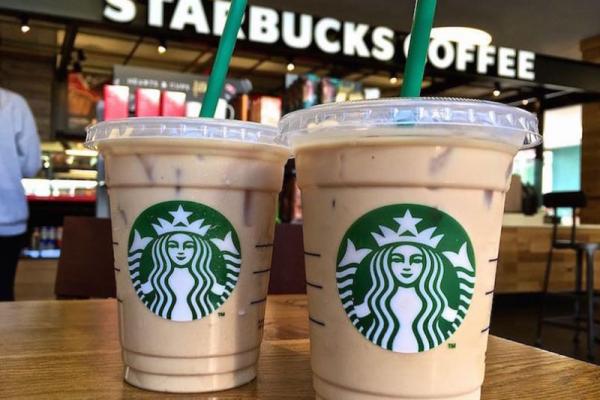  Perusahaan kopi ternama Starbucks menyatakan akan menghilangkan sedotan plastik selama dua tahun