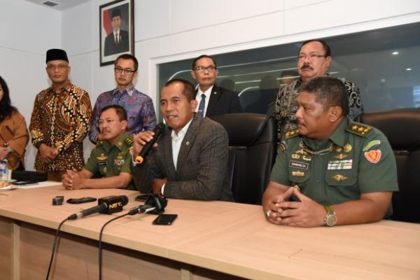 Komisi I DPR menyambangi Rumah Sakit Pusat Angkatan Darat (RSPAD) Gatot Subroto untuk memberikan dukungan moral kepada Kepala RSPAD Mayjen TNI dr. Terawan Agus Putranto.