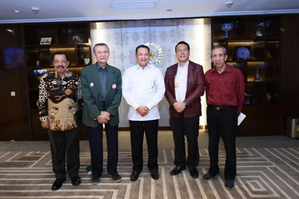 Ketua DPR RI Bambang Soesatyo (Bamsoet) menilai politik biaya tinggi dalam demokrasi Indonesia telah menjadi salah satu pemicu korupsi di berbagai sektor.
