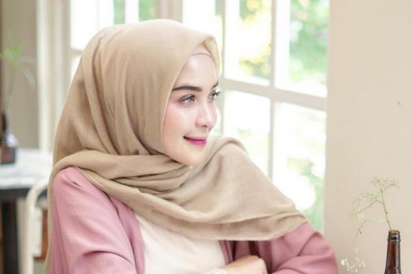 Bagaimana cara mengatasi ketombe saat kita menggunakan hijab sepanjang hari? Berikut tipsnya.