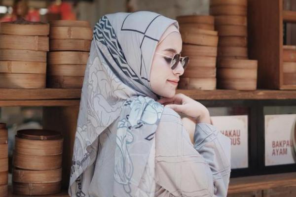 Pemilihan bahan hijab ternyata berpengaruh lho bagi penampilan, terutama agar pipi tetap tampak tirus. Seperti apa?