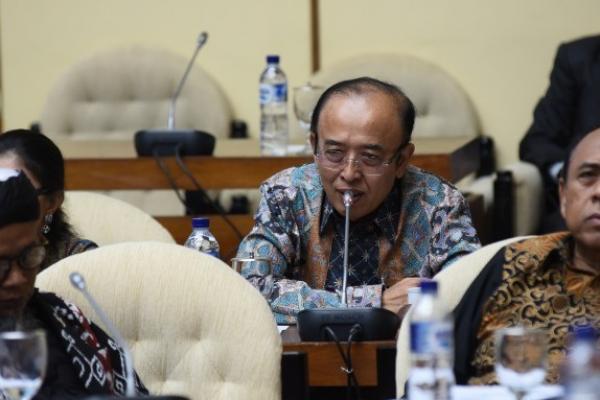 Anggota Komisi IV DPR RI Darori Wonodipuro berharap pemerintah tidak memberikan tanah hutan yang masih produktif ke masyarakat, melainkan lahan hutan yang sudah tidak produktif lagi.