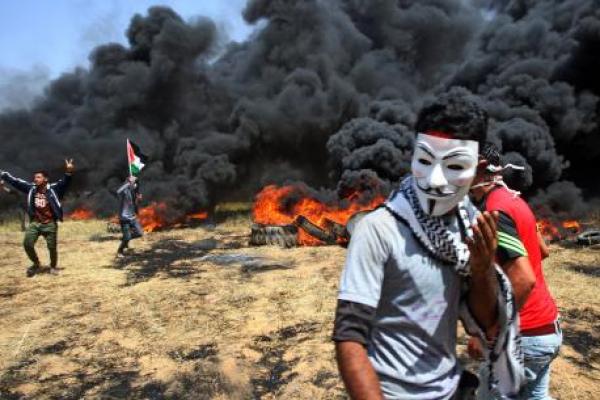Pasukan Pertahanan Israel mengatakan 10.000 warga Palestina melakukan protes di lima lokasi di sepanjang Jalur Gaza, dengan banyak pengunjuk rasa membakar ban untuk mencegah militer mengidentifikasi dan melukai demonstran.