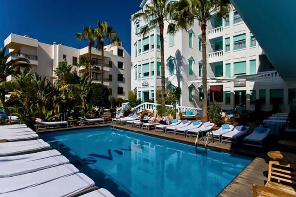 Hotel yang diketahui berada di kawasan rumah Messi di Ibiza, Spanyol itu akan `bergoyang` selama empat hari.
