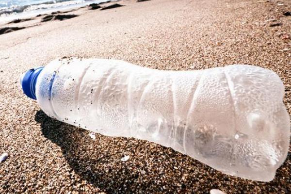 Bandara Internasional San Fransisco, Amerika Serikat (AS) melarang penjualan botol plastik sekali pakai, dan mendorong penumpang membeli botol isi ulang