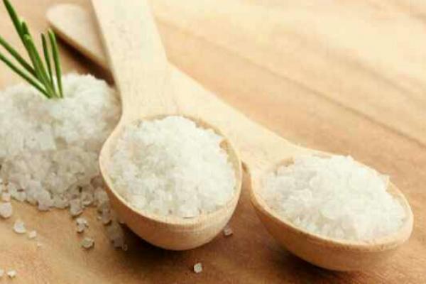 WHO telah mengeluarkan panduan bahwa masyarakat sebaiknya mengonsumsi sekitar 5 gram garam meja.
