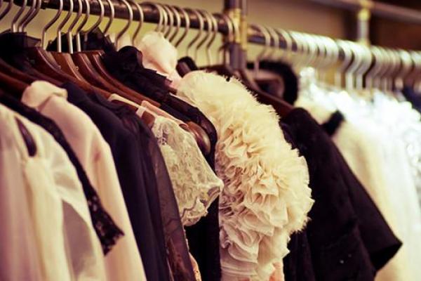 Banyak di antara kalian yang pasti suka belanja fashion melalui online shop, tetapi pilihan online shop fashion populer bisa jadi belum Anda tahu.
