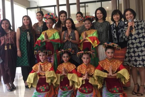 Para perempuan ini melestarikan budaya Indonesia yang tercermin lewat karya mereka.