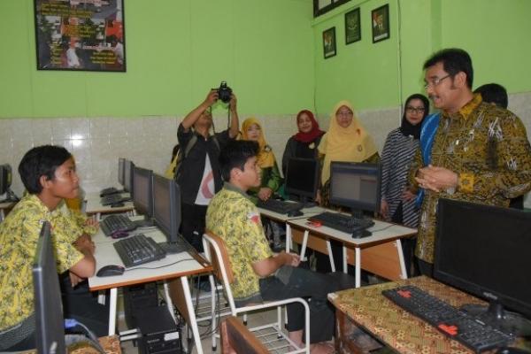 Tim Komisi X DPR RI dipimpin Wakil Ketua Komisi X DPR RI Sutan Adil Hendra mengapresiasi kesiapan siswa SMP di Kota Surabaya dalam menghadapi pelaksanaan Ujian Nasional Berbasis Komputer (UNBK) 2018.
