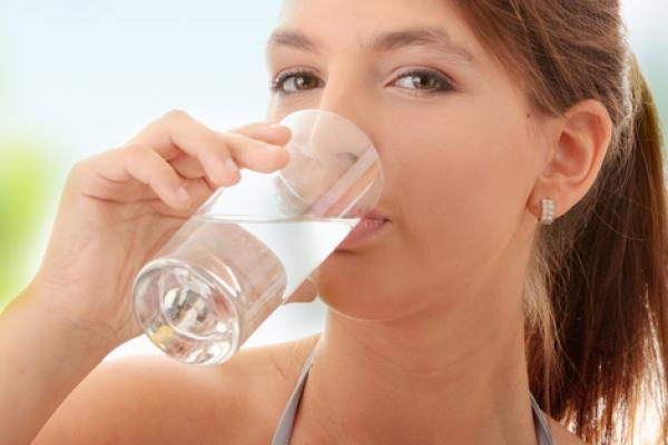 Benarkah manusia harus minum delapan gelas per hari untuk menghindari dehidrasi dan memenuhi kebutuhan air dalam tubuh mereka? Mari kita simak.