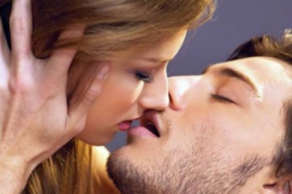 Menurut ilmu pengetahuan, berciuman tidak hanya membuat kita bahagia dengan mengurangi tingkat stres