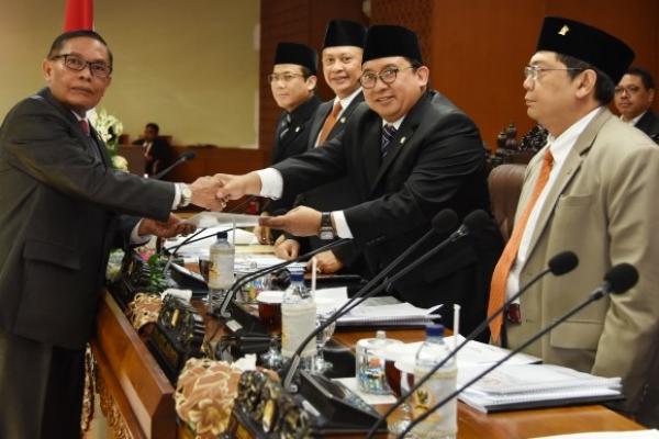 Rapat Paripurna DPR RI menyetujui RUU Kerja Sama Pertahanan antara Pemerintah Republik Indonesia dengan Pemerintah Kerajaan Thailand. DPR dan pemerintah sudah membahas kerja sama pertahanan ini sejak Maret 2018.