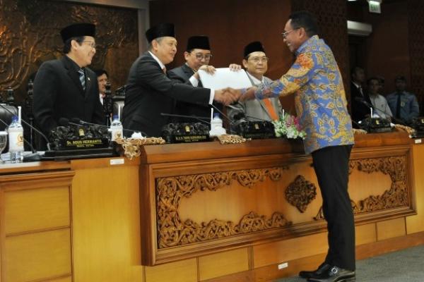 Rapat Paripurna DPR RI yang dipimpin Wakil Ketua DPR RI Fadli Zon, di Gedung DPR RI, Senayan, Jakarta, Selasa (10/4/2018), mengesahkan Peraturan DPR RI .