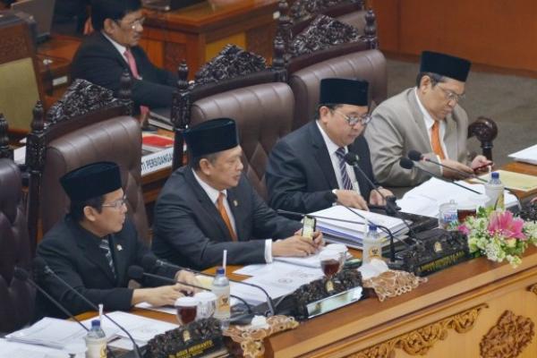 Dewan Perwakilan Rakyat (DPR) mendesak pemerintah untuk segera menyelesaikan Peraturan Pemerintah (PP) yang mengacu pada UU SDA yang baru