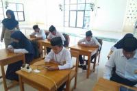 Pelajar Madrasah di Wajo Ujian Nasional Pakai Android