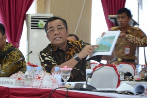 Komisi III DPR RI meminta Komisi Yudisial (KY) untuk memeriksa Ketua Pengadilan Negeri (PN) Banggai, Sulawesi Tengah Ahmad Yani, terkait kasus eksekusi lahan di kawasan Tanjung Sari, Kota Luwuk, pada 19 Maret 2018 lalu.