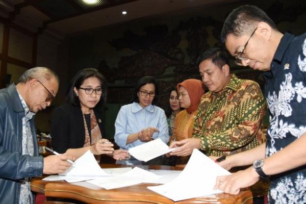 Komisi XI DPR RI resmi menyetujui pembahasan RUU tentang Pengesahan protokol untuk Melaksanakan Paket Komitmen Keenam Bidang Jasa Keuangan dalam Persetujuan Kerangka Kerja ASEAN di Bidang Jasa atau RUU AFAS untuk dilanjutkan ke pembahasan tingkat kedua.