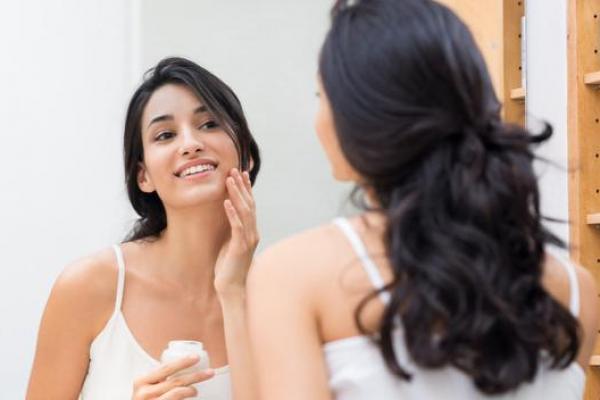 Sering mengenakan produk perawatan kulit wajah atau skincare yang mengandung AHA dna BHA, Apakah Anda tahu manfaat kandungan tersebut?