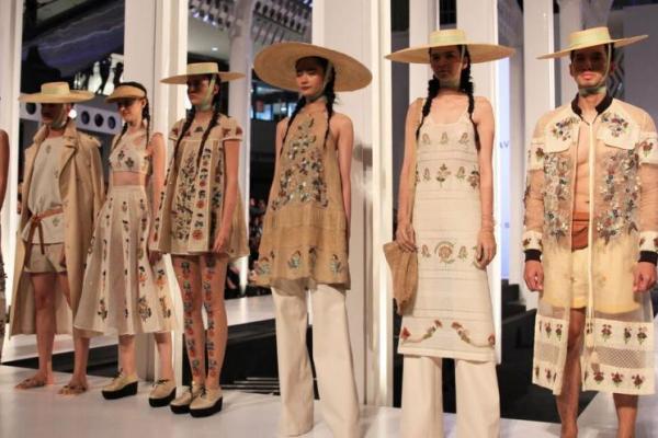Kota Mode Perancis, sekali lagi membawa desainer Indonesia Priyo Oktaviano dalam sebuah karya.